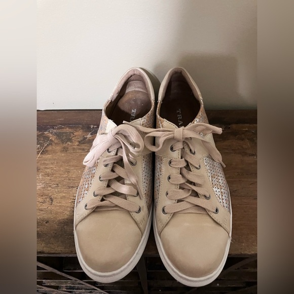 Trask Cream Sneakers Classic Low-Top Design - Picture 6 of 9